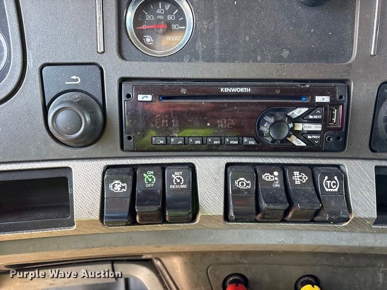 image for item YA6127 2015 Kenworth T680 semi truck