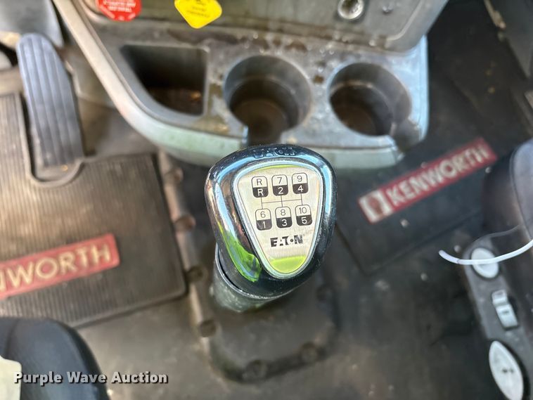 image for item YA6127 2015 Kenworth T680 semi truck