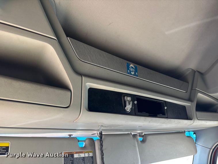 image for item YA6127 2015 Kenworth T680 semi truck