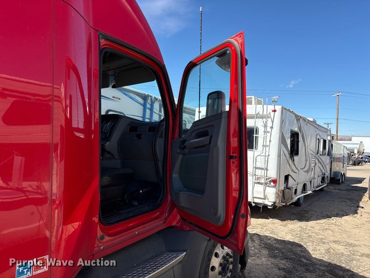 image for item YA6127 2015 Kenworth T680 semi truck