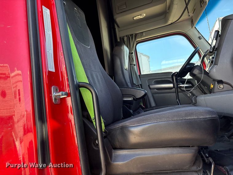 image for item YA6127 2015 Kenworth T680 semi truck