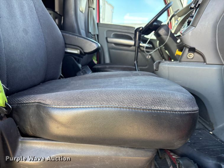 image for item YA6127 2015 Kenworth T680 semi truck