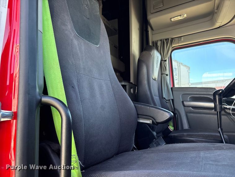 image for item YA6127 2015 Kenworth T680 semi truck