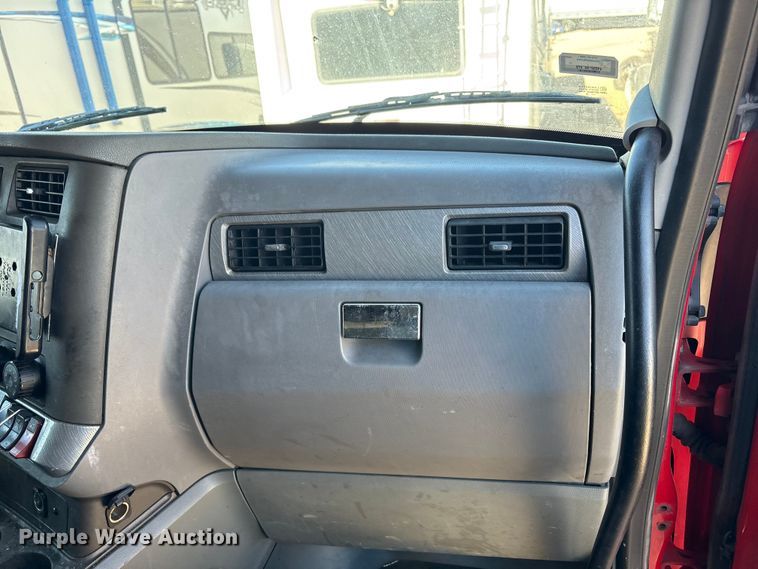 image for item YA6127 2015 Kenworth T680 semi truck