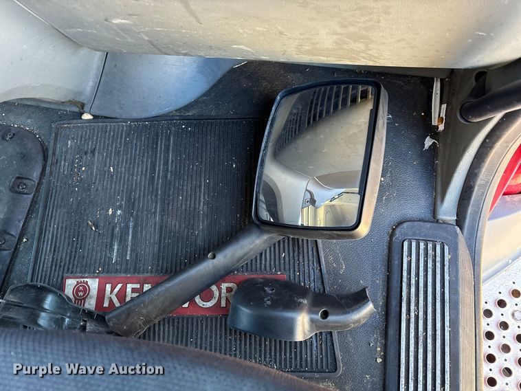 image for item YA6127 2015 Kenworth T680 semi truck