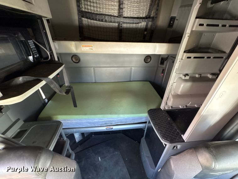 image for item YA6127 2015 Kenworth T680 semi truck