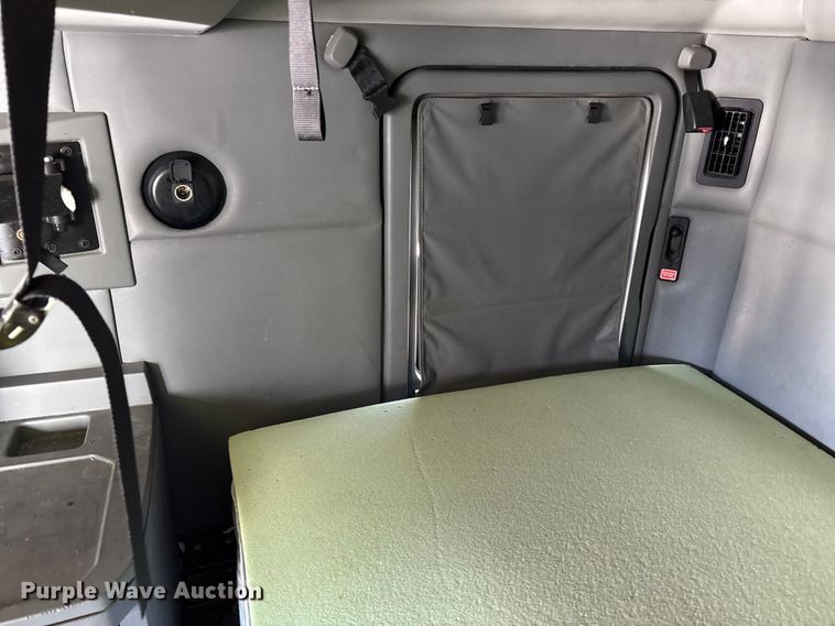 image for item YA6127 2015 Kenworth T680 semi truck