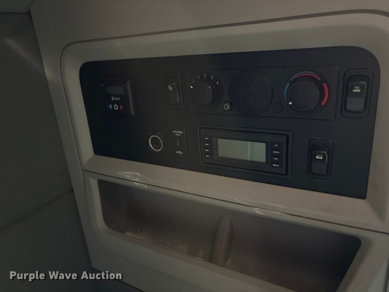 image for item YA6127 2015 Kenworth T680 semi truck