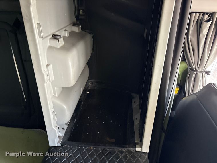 image for item YA6127 2015 Kenworth T680 semi truck