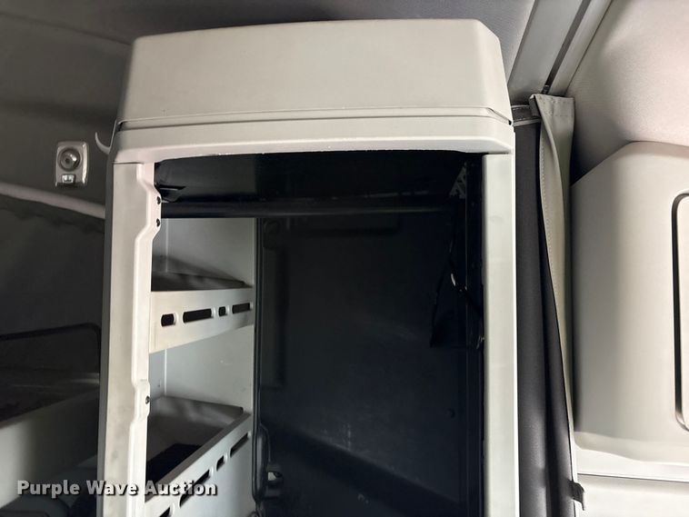 image for item YA6127 2015 Kenworth T680 semi truck