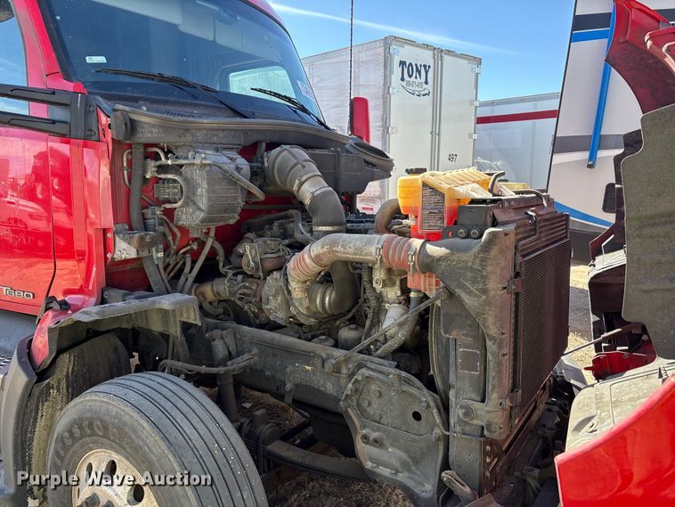 image for item YA6127 2015 Kenworth T680 semi truck