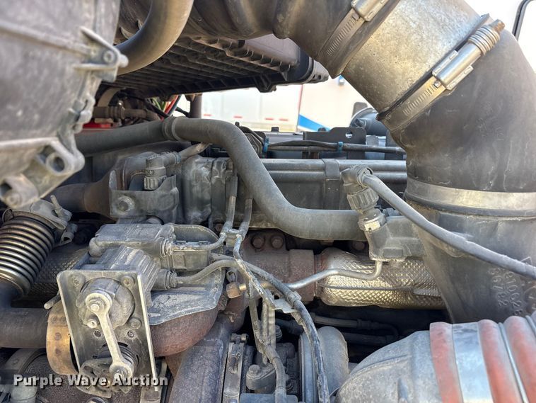 image for item YA6127 2015 Kenworth T680 semi truck