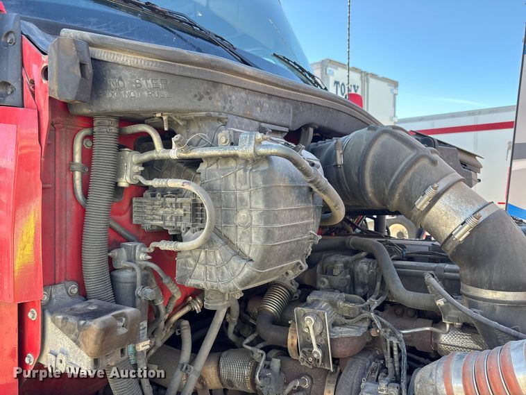 image for item YA6127 2015 Kenworth T680 semi truck