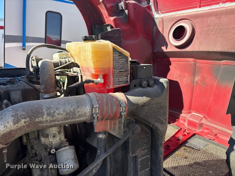 image for item YA6127 2015 Kenworth T680 semi truck