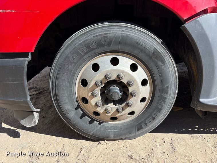 image for item YA6127 2015 Kenworth T680 semi truck