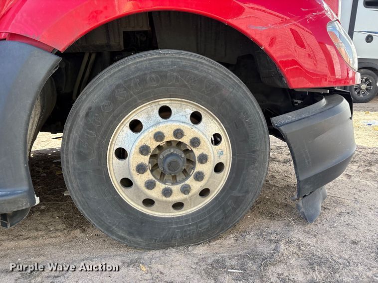 image for item YA6127 2015 Kenworth T680 semi truck