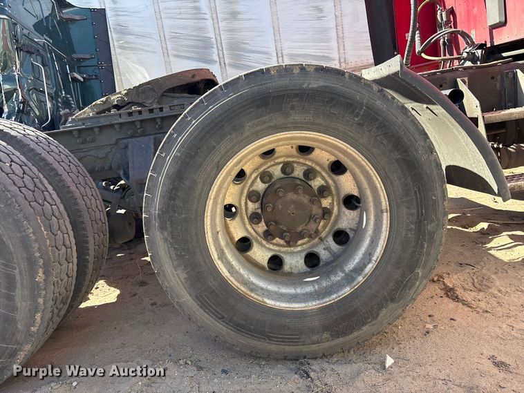 image for item YA6127 2015 Kenworth T680 semi truck