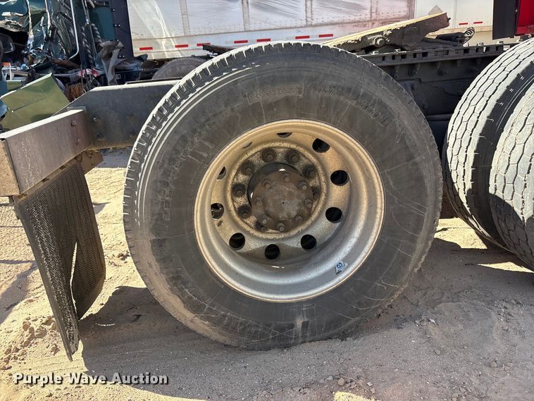 image for item YA6127 2015 Kenworth T680 semi truck