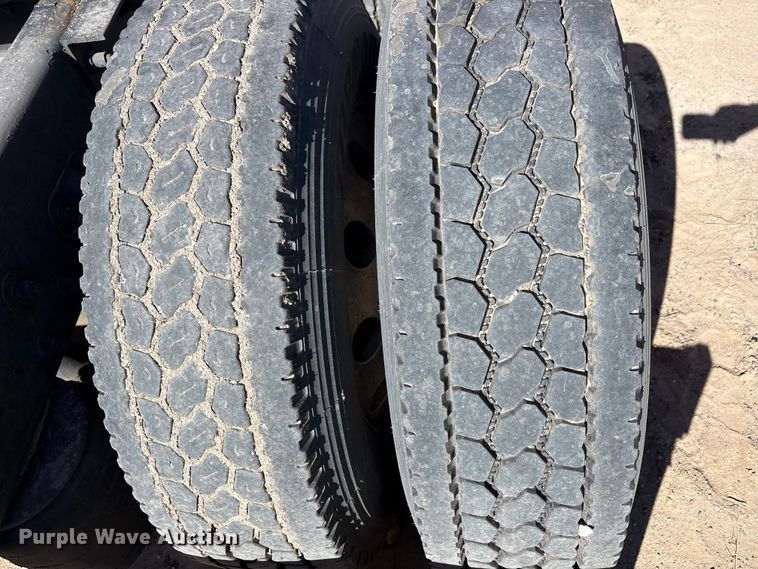 image for item YA6127 2015 Kenworth T680 semi truck