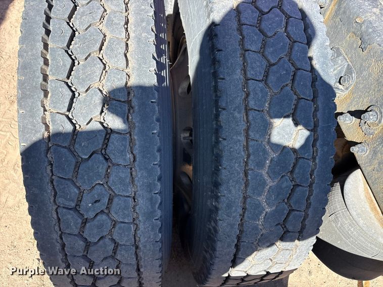 image for item YA6127 2015 Kenworth T680 semi truck