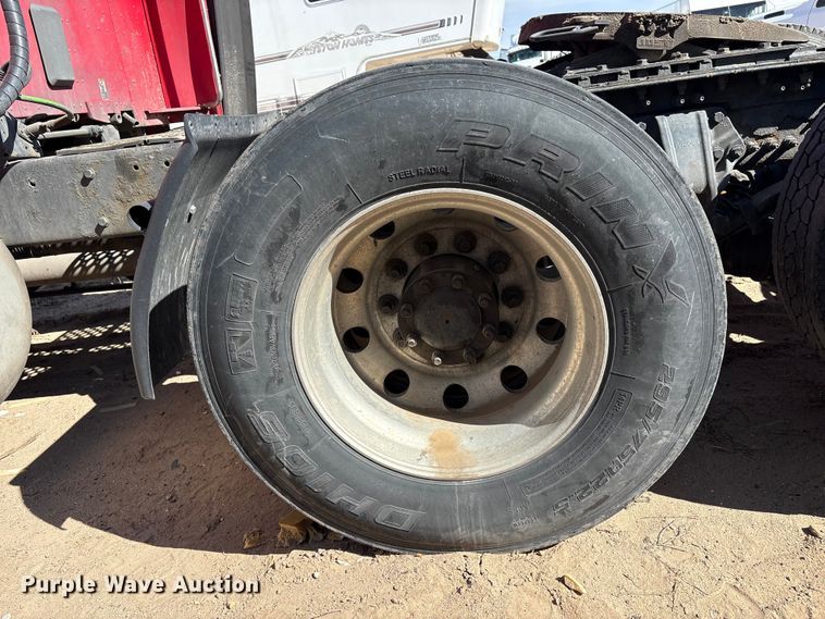 image for item YA6127 2015 Kenworth T680 semi truck