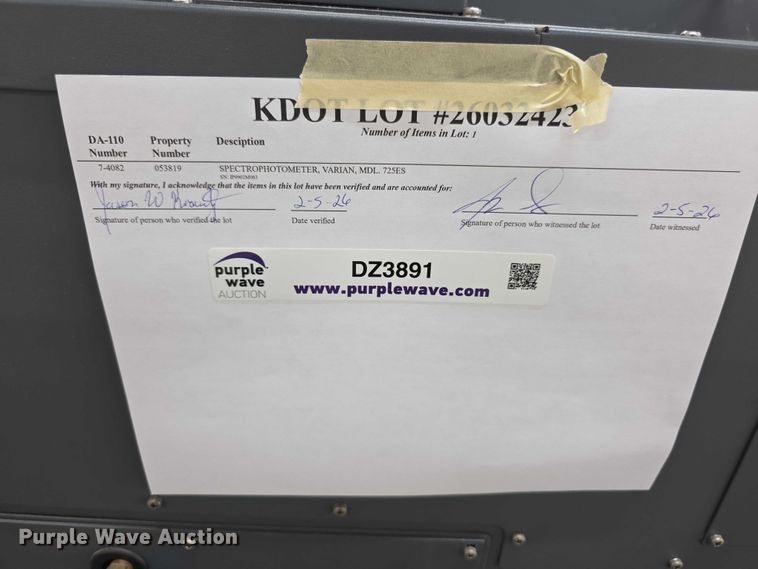 image for item DZ3891 Varian 725ES spectrophotometer