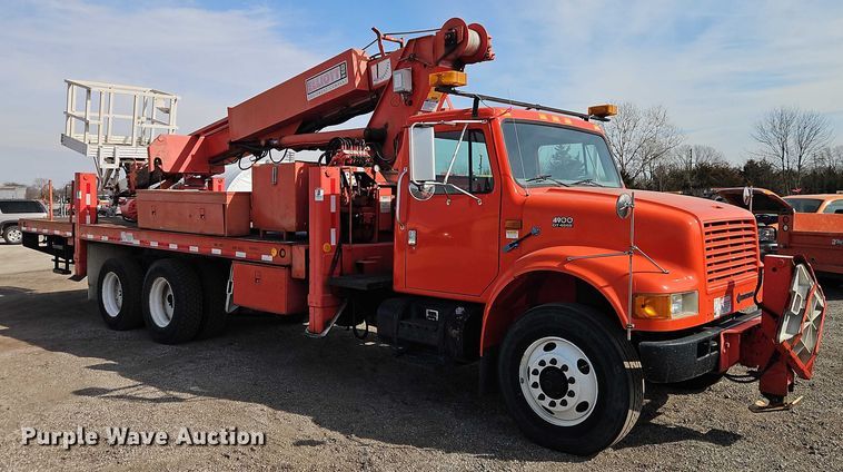image for item DZ4301 1998 International F4900 digger derrick truck