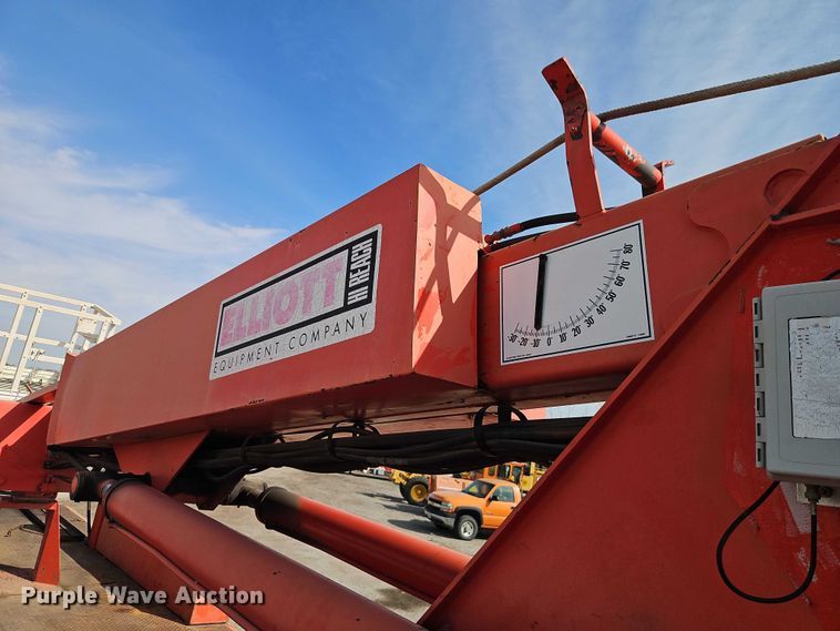 image for item DZ4301 1998 International F4900 digger derrick truck