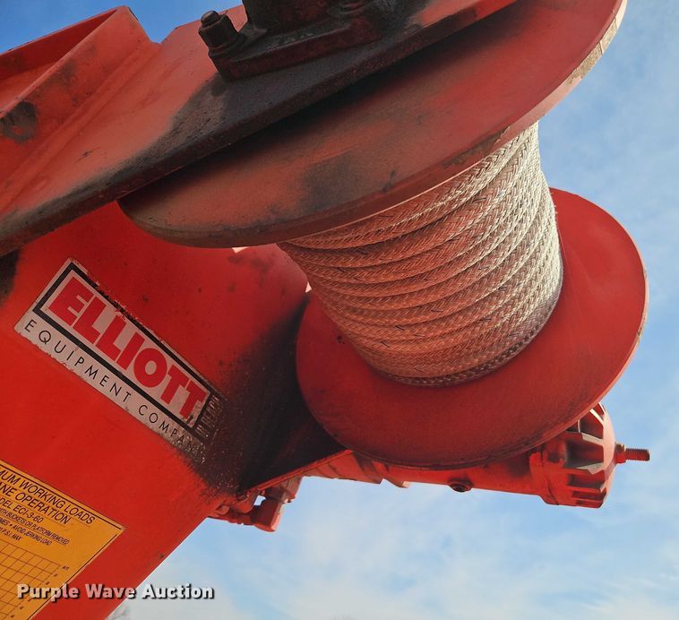 image for item DZ4301 1998 International F4900 digger derrick truck