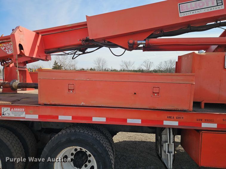 image for item DZ4301 1998 International F4900 digger derrick truck