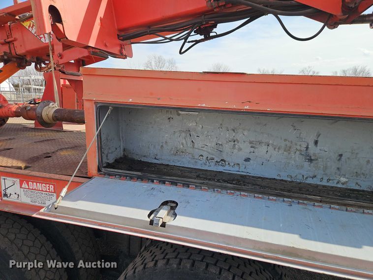 image for item DZ4301 1998 International F4900 digger derrick truck