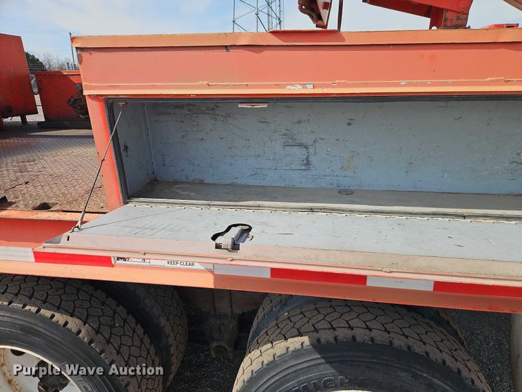 image for item DZ4301 1998 International F4900 digger derrick truck