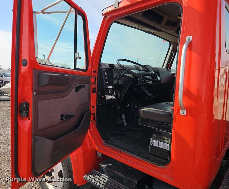 image for item DZ4301 1998 International F4900 digger derrick truck