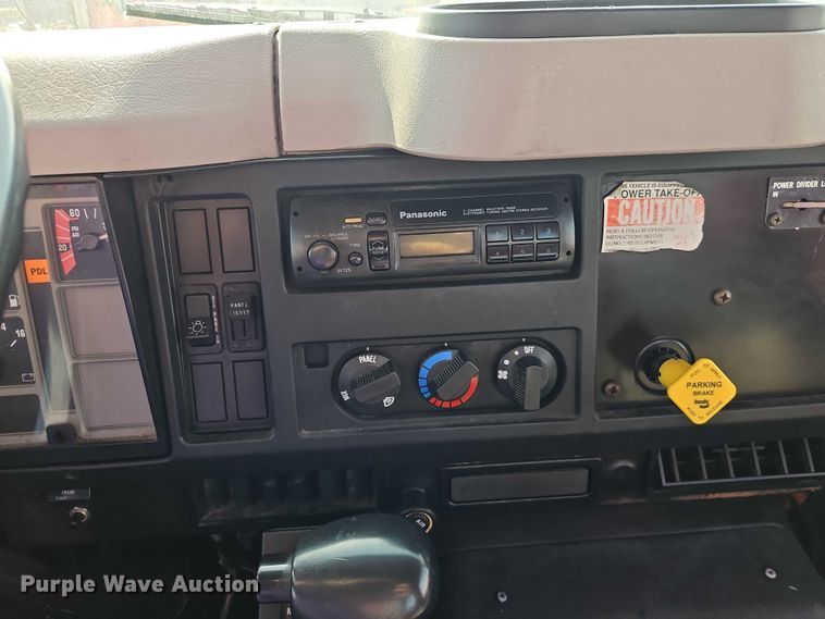 image for item DZ4301 1998 International F4900 digger derrick truck