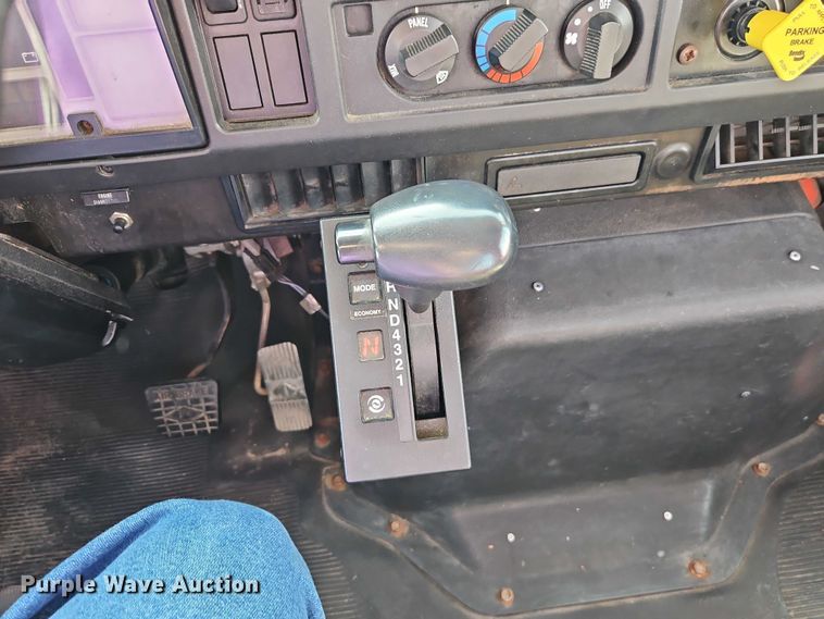 image for item DZ4301 1998 International F4900 digger derrick truck