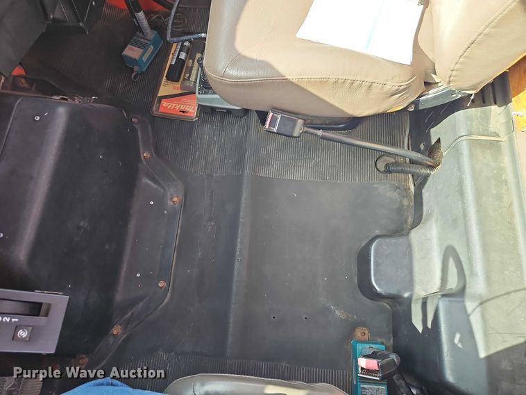 image for item DZ4301 1998 International F4900 digger derrick truck