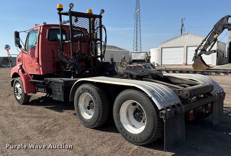 image for item DZ4302 2001 Sterling LT9500 semi truck