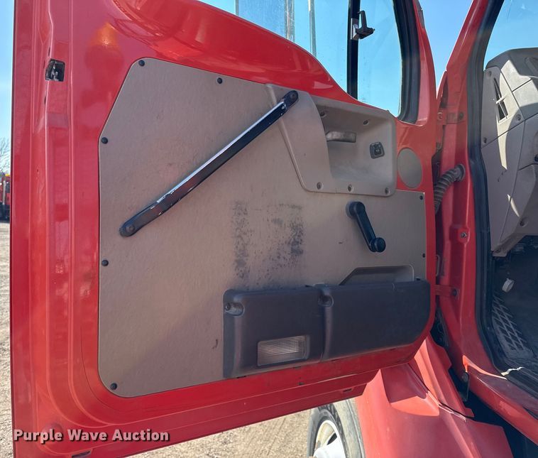 image for item DZ4302 2001 Sterling LT9500 semi truck