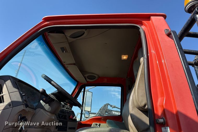 image for item DZ4302 2001 Sterling LT9500 semi truck