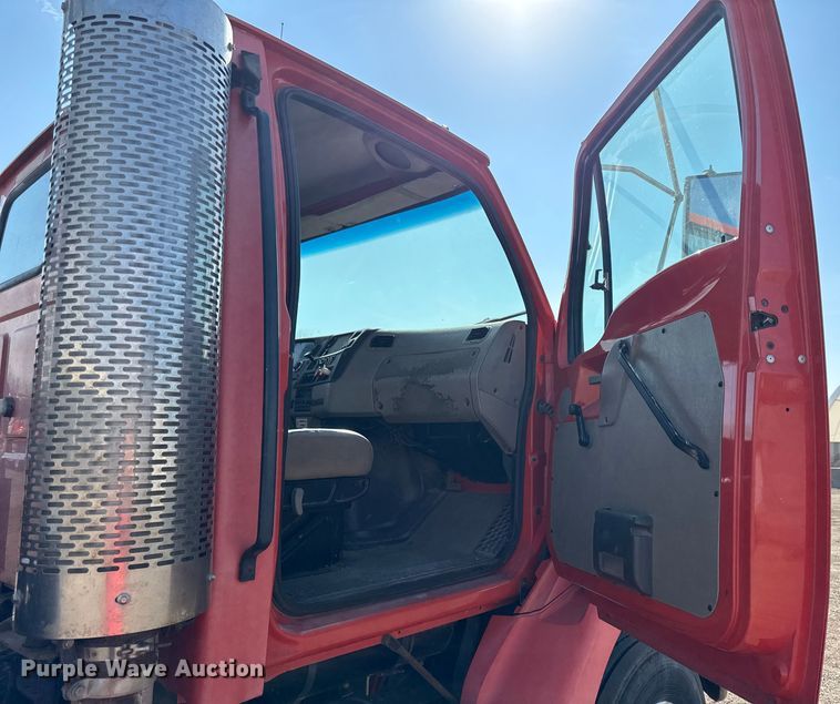 image for item DZ4302 2001 Sterling LT9500 semi truck