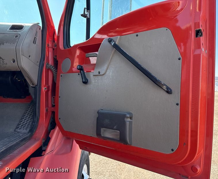 image for item DZ4302 2001 Sterling LT9500 semi truck