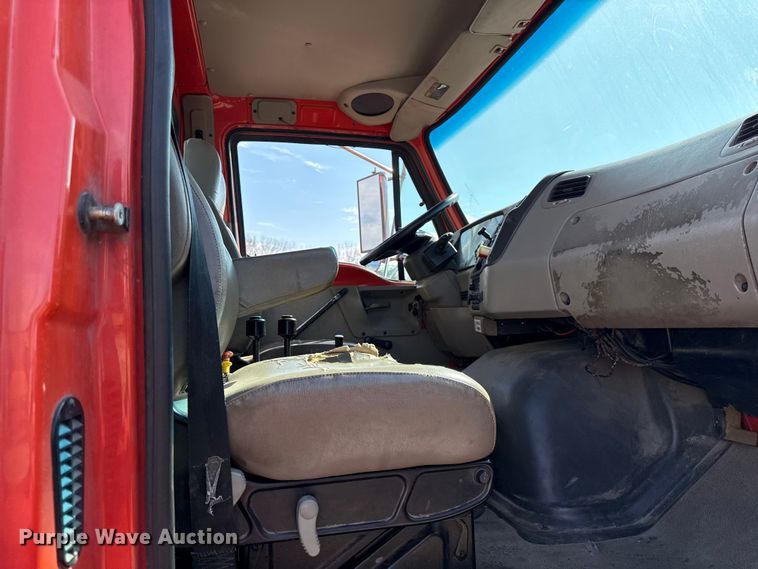 image for item DZ4302 2001 Sterling LT9500 semi truck