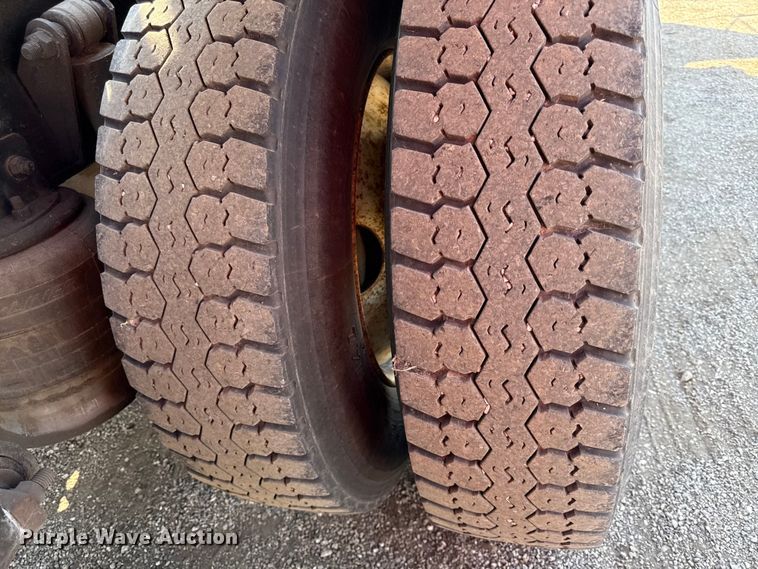 image for item DZ4302 2001 Sterling LT9500 semi truck