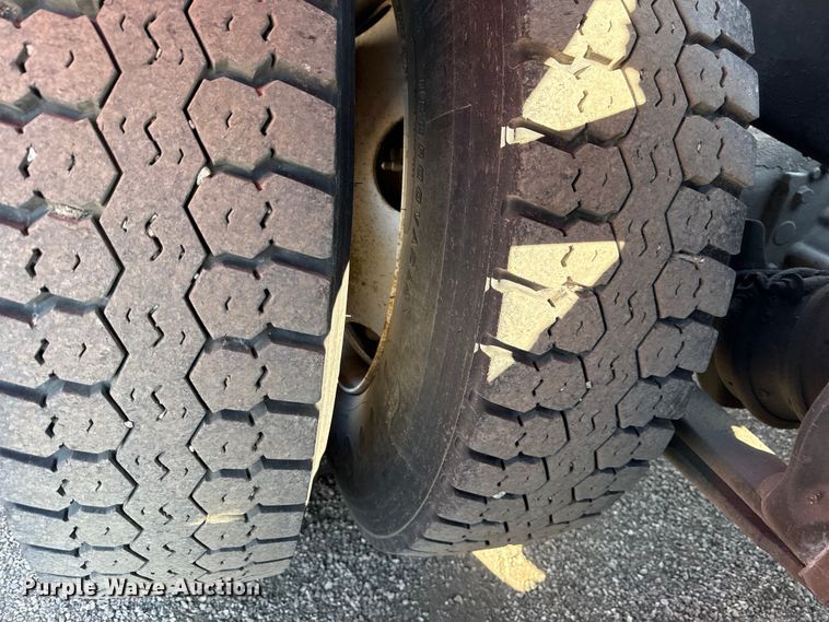 image for item DZ4302 2001 Sterling LT9500 semi truck