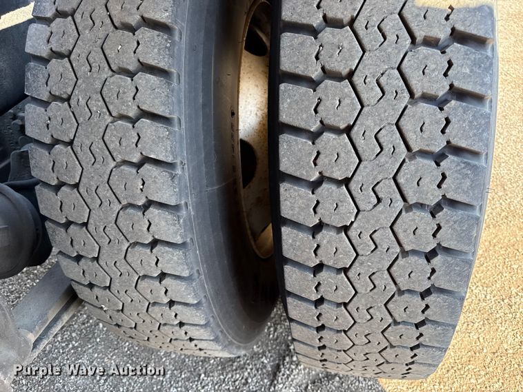 image for item DZ4302 2001 Sterling LT9500 semi truck