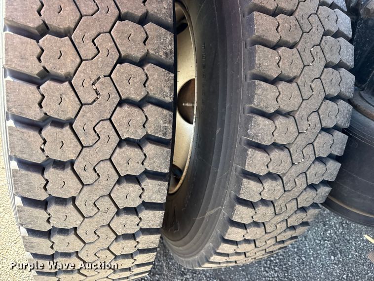 image for item DZ4302 2001 Sterling LT9500 semi truck