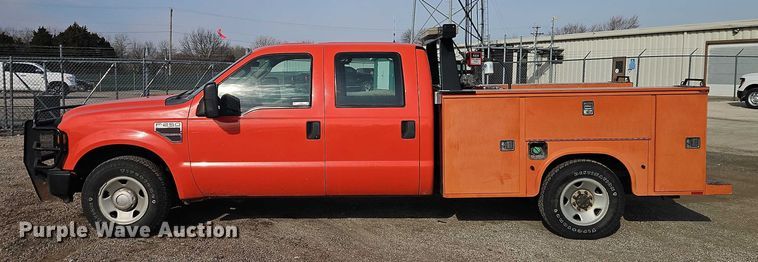 image for item DZ4303 2009 Ford F250 Super Duty Crew Cab utility bed pickup truck