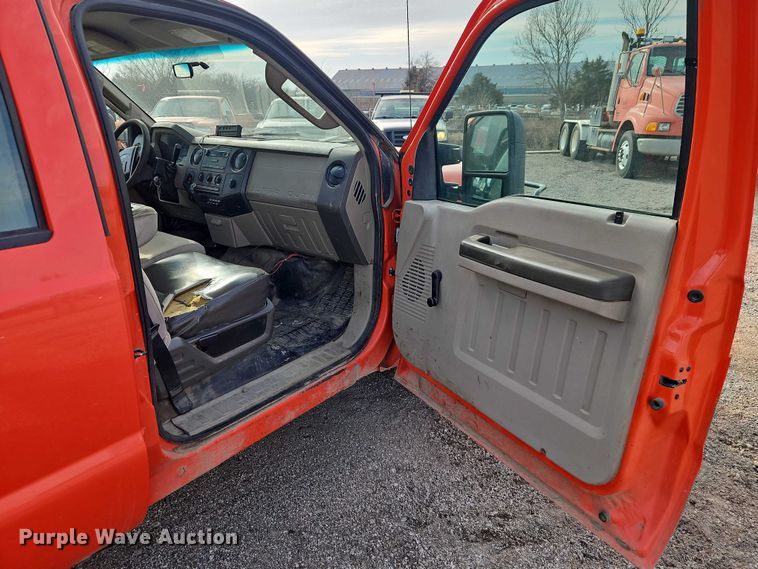 image for item DZ4303 2009 Ford F250 Super Duty Crew Cab utility bed pickup truck