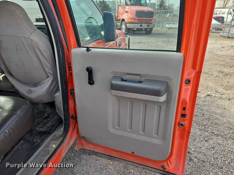 image for item DZ4303 2009 Ford F250 Super Duty Crew Cab utility bed pickup truck