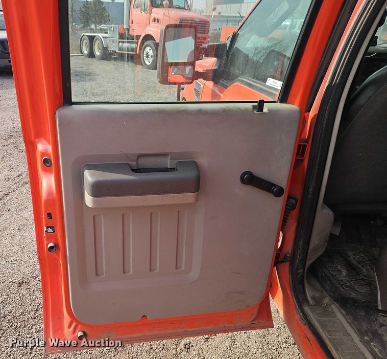 image for item DZ4303 2009 Ford F250 Super Duty Crew Cab utility bed pickup truck